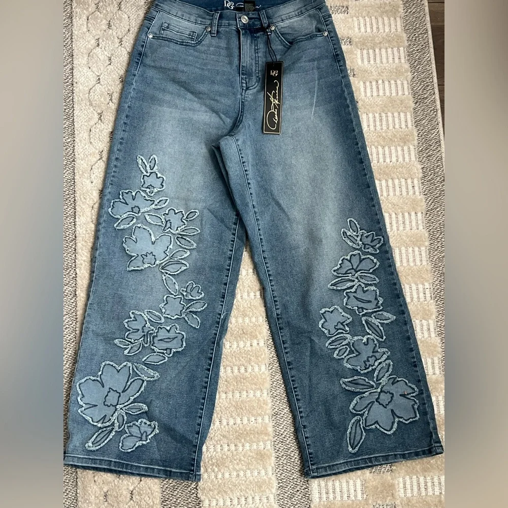 NWTS DG2 by Diane Gilman Any 3/$28 w/$4.99 ship  Floral Embroidered Cropped Jean - Picture 2 of 15